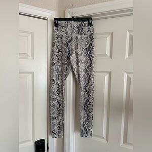 ALO Yoga HIGH-WAIST SNAKESKIN VAPOR LEGGING - BONE